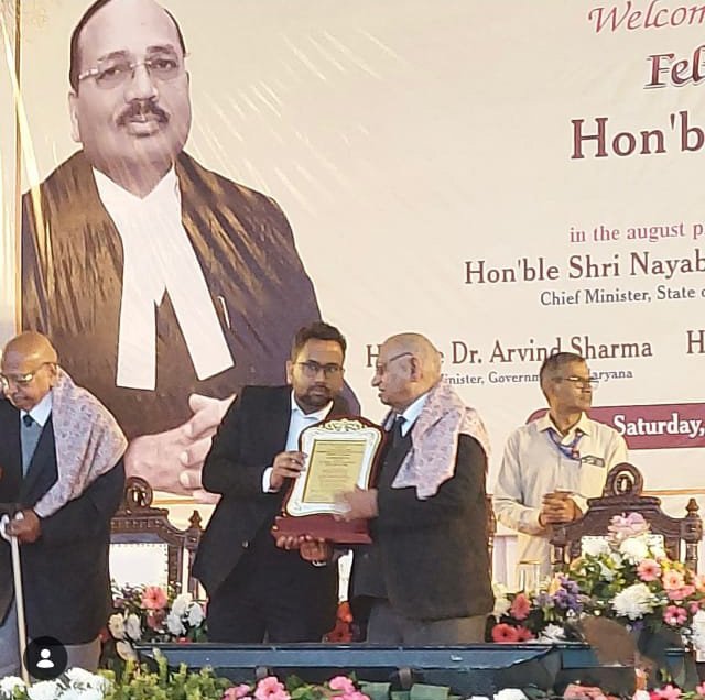 Advocate Gaurav Gupta receiving memento plaque from senior advocate